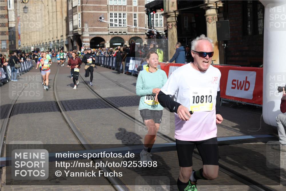05.10.2025 - 20. swb-Marathon Bremen Yannick Fuchs http://msf.ph/oto/9253598 05.10.2025 10:54:36 Ziel 9392, 9407, 9633, 10032, 10097, 10178, 10810, 11040, 11045, 11089, 11271 meine-sportfotos.de