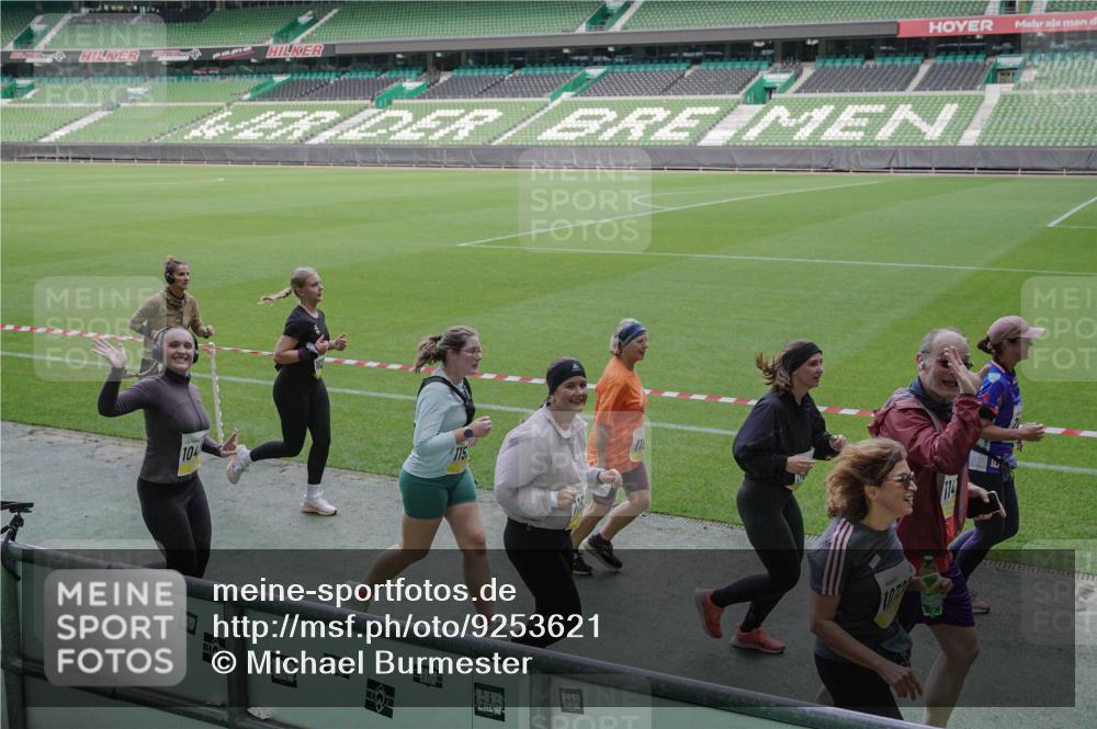 05.10.2025 - 20. swb-Marathon Bremen Michael Burmester http://msf.ph/oto/9253621 05.10.2025 10:42:13 Laufen im Stadion 7069, 8225, 8533, 8865, 9212, 9276, 9481, 9519, 9632, 9648, 9649, 9798, 9815, 9836, 9837, 9907, 9945, 9972, 9982, 9999, 10031, 10082, 10087, 10125, 10129, 10132, 10134, 10148, 10189, 10214, 10223, 10239, 10248, 10264, 10333, 10365, 10366, 10415, 10499, 10522, 10684, 10706, 10722, 10815, 10824, 10937, 10943, 10998, 11037, 11056, 11097, 11126, 11142, 11172, 11206, 11232, 11379, 11395, 11405, 11437, 11473, 11584, 11634, 9274, 9357, 11261 meine-sportfotos.de