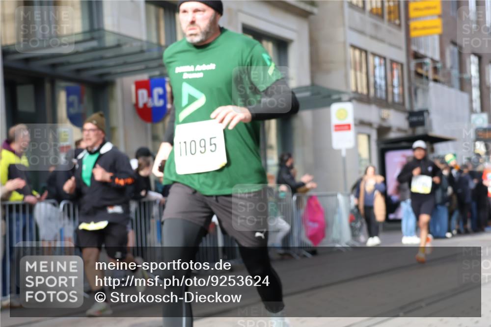 05.10.2025 - 20. swb-Marathon Bremen Strokosch-Dieckow http://msf.ph/oto/9253624 05.10.2025 10:55:56 Ziel 9258, 9424, 9541, 9783, 9811, 9855, 9932, 9968, 10006, 10009, 10028, 10179, 10191, 10196, 10387, 10394, 10424, 10546, 10590, 10641, 10664, 10675, 10989, 10992, 11095, 11364, 11366, 11554, 11620, 11626, 11630, 11662, 11693, 11723, 11741, 9258, 9424, 9541, 9783, 9811, 9855, 9932, 9968, 10006, 10009, 10028, 10179, 10191, 10196, 10387, 10394, 10424, 10546, 10590, 10641, 10664, 10675, 10989, 10992, 11095, 11364, 11366, 11554, 11620, 11630, 11662, 11693 meine-sportfotos.de