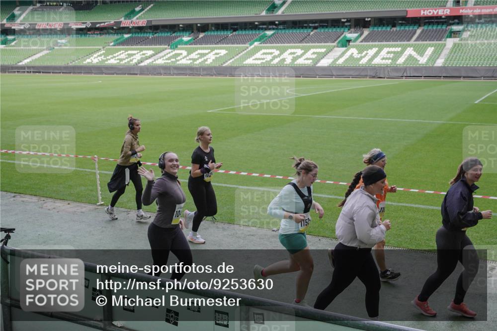 05.10.2025 - 20. swb-Marathon Bremen Michael Burmester http://msf.ph/oto/9253630 05.10.2025 10:42:14 Laufen im Stadion 7069, 8225, 8533, 8865, 9212, 9276, 9481, 9519, 9632, 9648, 9649, 9798, 9815, 9836, 9837, 9907, 9945, 9972, 9982, 9999, 10031, 10082, 10087, 10125, 10129, 10134, 10148, 10189, 10214, 10223, 10239, 10248, 10264, 10333, 10365, 10366, 10415, 10499, 10522, 10684, 10706, 10722, 10815, 10824, 10937, 10943, 10998, 11037, 11056, 11097, 11126, 11142, 11172, 11206, 11232, 11379, 11395, 11405, 11437, 11473, 11584, 11634, 9274, 9357, 11261 meine-sportfotos.de