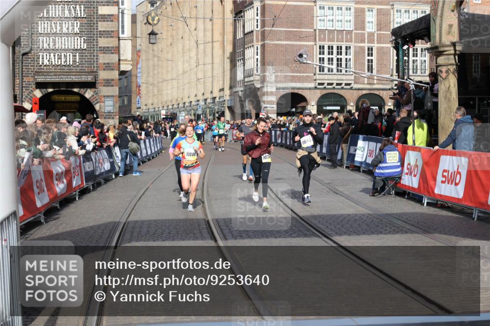 05.10.2025 - 20. swb-Marathon Bremen Yannick Fuchs http://msf.ph/oto/9253640 05.10.2025 10:54:37 Ziel 9367, 9392, 9407, 9633, 10032, 10097, 10178, 10810, 11045, 11089, 11271 meine-sportfotos.de