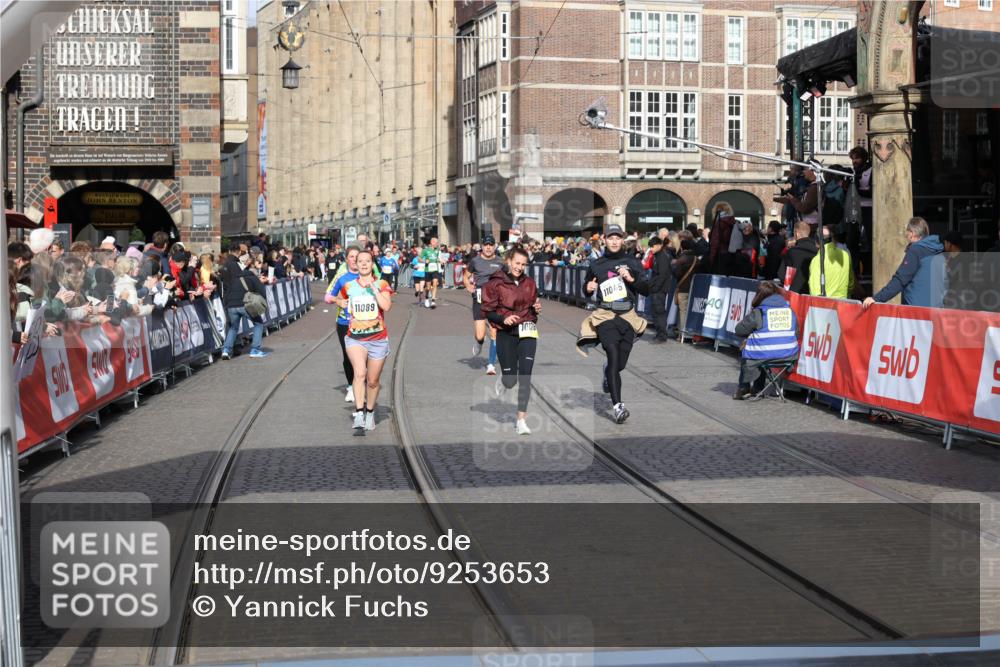 05.10.2025 - 20. swb-Marathon Bremen Yannick Fuchs http://msf.ph/oto/9253653 05.10.2025 10:54:37 Ziel 9367, 9392, 9407, 9633, 10032, 10097, 10178, 10810, 11045, 11089, 11271 meine-sportfotos.de
