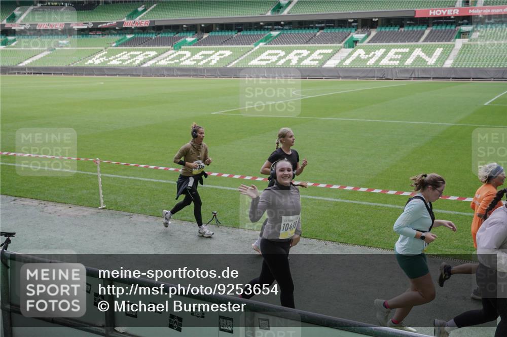 05.10.2025 - 20. swb-Marathon Bremen Michael Burmester http://msf.ph/oto/9253654 05.10.2025 10:42:14 Laufen im Stadion 7069, 8225, 8533, 8865, 9212, 9276, 9481, 9519, 9632, 9648, 9649, 9798, 9815, 9836, 9837, 9907, 9945, 9972, 9982, 9999, 10031, 10082, 10087, 10125, 10129, 10134, 10148, 10189, 10214, 10223, 10239, 10248, 10264, 10333, 10365, 10366, 10415, 10499, 10522, 10684, 10706, 10722, 10815, 10824, 10937, 10943, 10998, 11037, 11056, 11097, 11126, 11142, 11172, 11206, 11232, 11379, 11395, 11405, 11437, 11473, 11584, 11634, 9274, 9357, 11261 meine-sportfotos.de