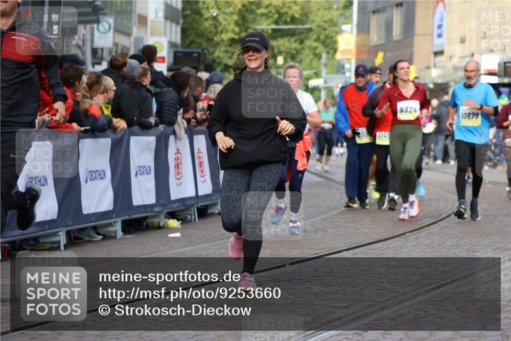 05.10.2025 - 20. swb-Marathon Bremen Strokosch-Dieckow http://msf.ph/oto/9253660 05.10.2025 11:01:55 Ziel 9324, 9365, 9536, 9655, 10558, 10837, 10855, 10879, 10887, 10944, 11415, 11647 meine-sportfotos.de