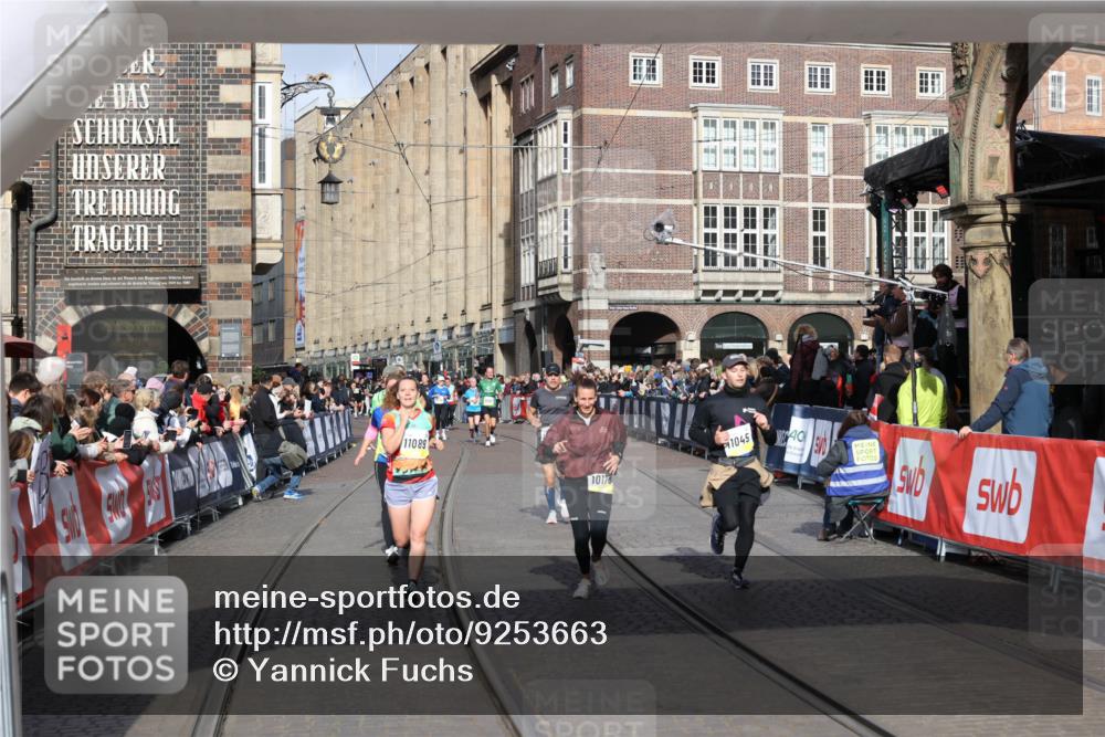 05.10.2025 - 20. swb-Marathon Bremen Yannick Fuchs http://msf.ph/oto/9253663 05.10.2025 10:54:37 Ziel 9367, 9392, 9407, 9633, 10032, 10097, 10178, 10810, 11045, 11089, 11271 meine-sportfotos.de