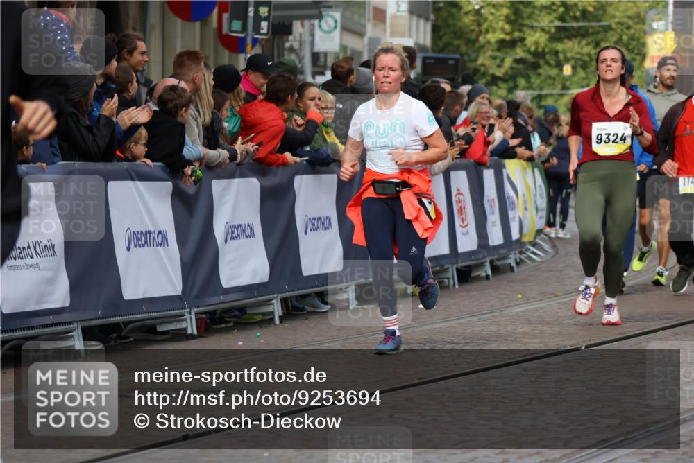 05.10.2025 - 20. swb-Marathon Bremen Strokosch-Dieckow http://msf.ph/oto/9253694 05.10.2025 11:01:58 Ziel 9324, 9365, 9536, 9686, 10558, 10837, 10855, 10879, 10887, 10944, 11415, 11459 meine-sportfotos.de