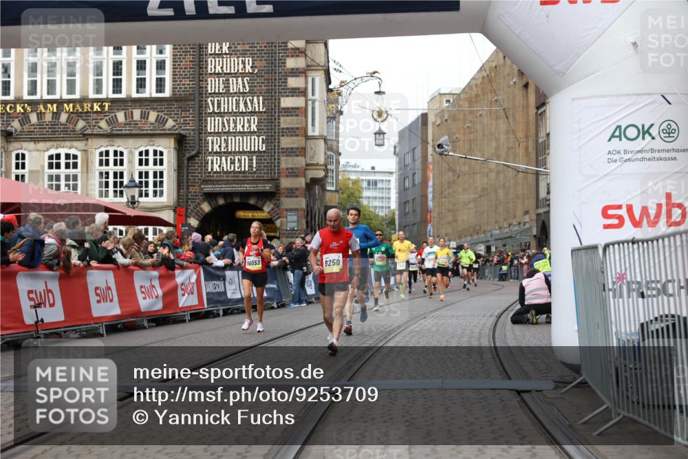 05.10.2025 - 20. swb-Marathon Bremen Yannick Fuchs http://msf.ph/oto/9253709 05.10.2025 10:45:41 Ziel 9250, 10053, 10682, 11585 meine-sportfotos.de