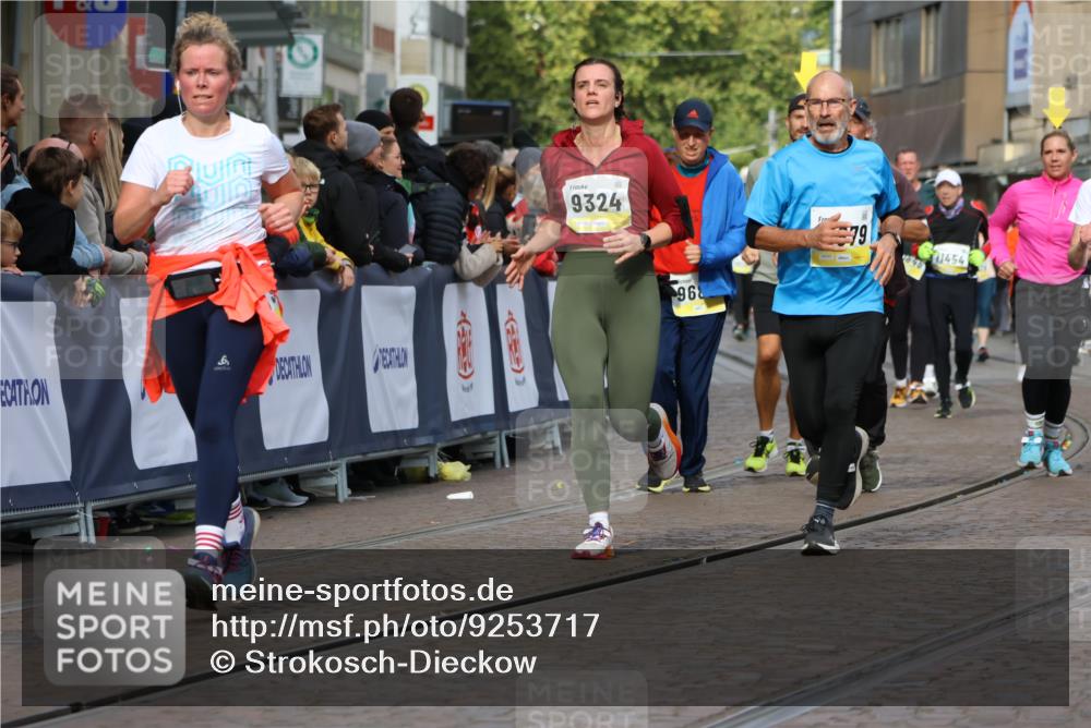 05.10.2025 - 20. swb-Marathon Bremen Strokosch-Dieckow http://msf.ph/oto/9253717 05.10.2025 11:01:59 Ziel 9324, 9426, 9536, 9686, 10301, 10837, 10855, 10879, 10887, 10944, 11415, 11459 meine-sportfotos.de