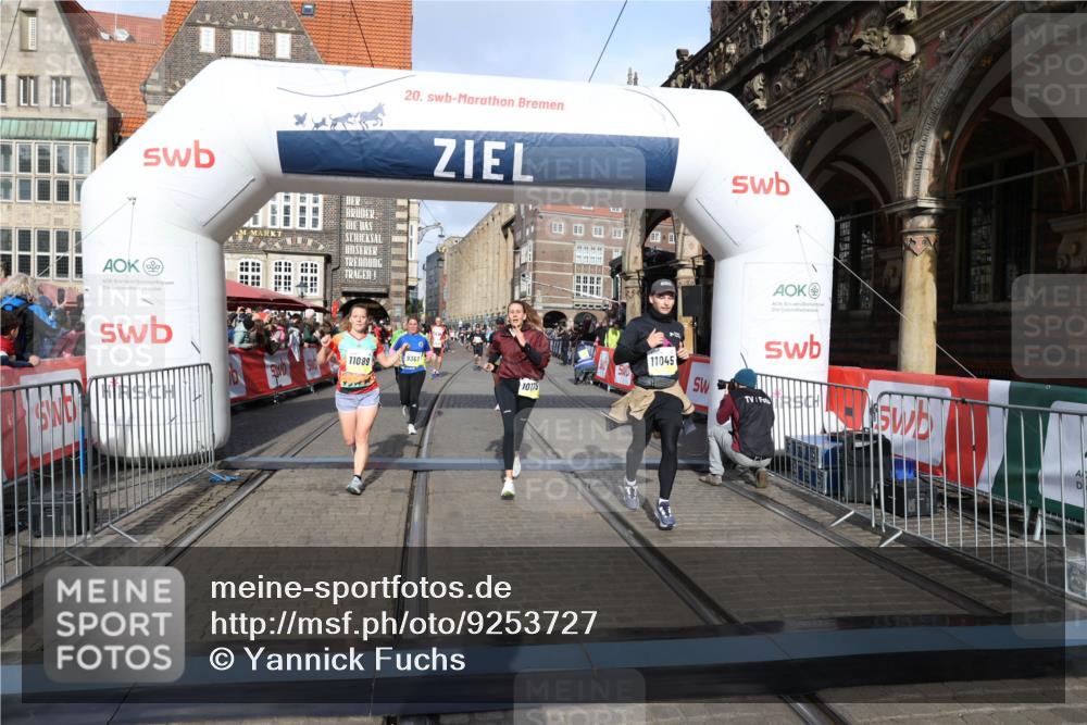 05.10.2025 - 20. swb-Marathon Bremen Yannick Fuchs http://msf.ph/oto/9253727 05.10.2025 10:54:40 Ziel 9367, 9392, 9633, 10032, 10097, 10178, 10296, 10768, 10810, 11045, 11089 meine-sportfotos.de