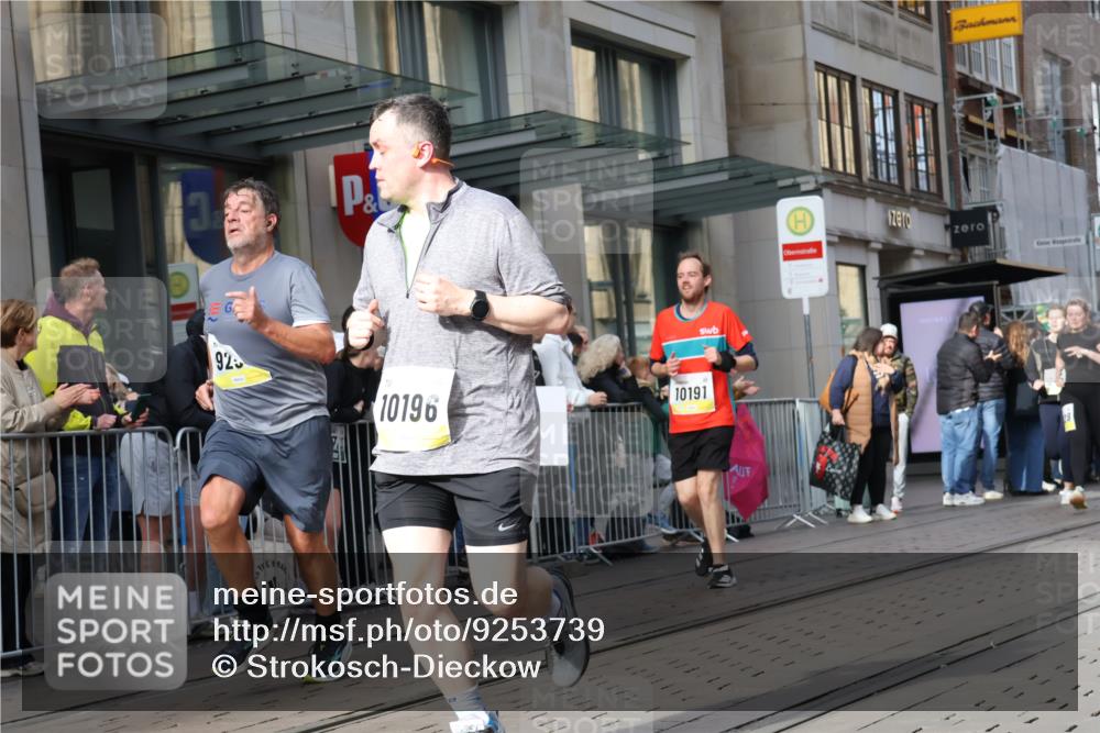 05.10.2025 - 20. swb-Marathon Bremen Strokosch-Dieckow http://msf.ph/oto/9253739 05.10.2025 10:56:00 Ziel 9258, 9424, 9783, 9790, 9811, 9855, 9932, 9968, 10005, 10006, 10009, 10028, 10179, 10191, 10196, 10387, 10424, 10546, 10590, 10648, 10989, 10992, 11095, 11100, 11253, 11364, 11366, 11554, 11571, 11620, 11630, 11662, 11693, 11723, 11741, 9258, 9424, 9783, 9790, 9811, 9855, 9932, 9968, 10005, 10006, 10009, 10028, 10179, 10191, 10196, 10387, 10424, 10546, 10590, 10648, 10989, 10992, 11095, 11100, 11253, 11364, 11366, 11554, 11571, 11620, 11630, 11662, 11693 meine-sportfotos.de
