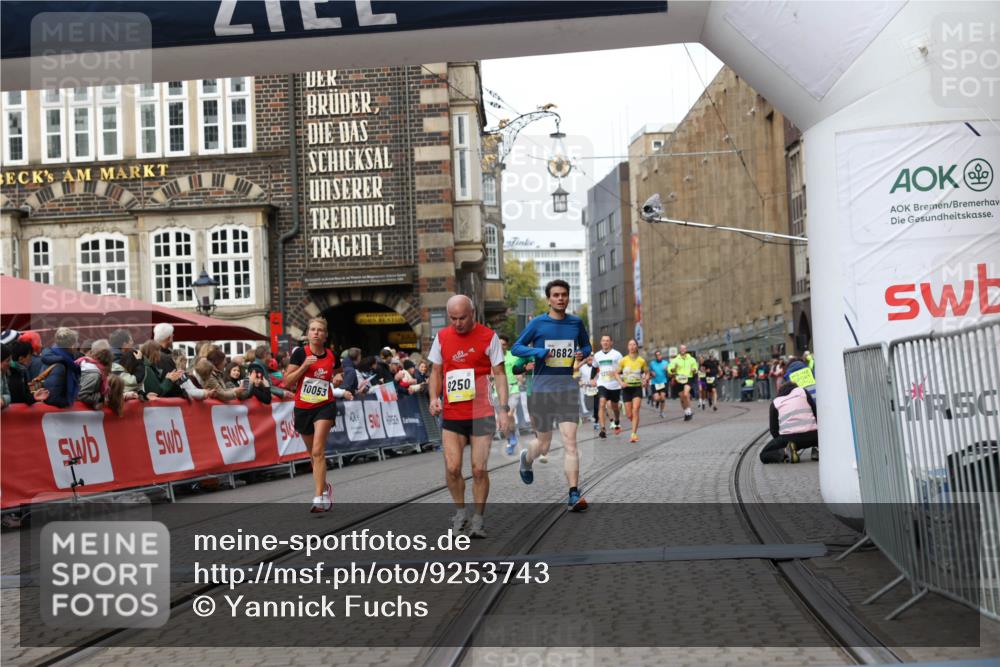 05.10.2025 - 20. swb-Marathon Bremen Yannick Fuchs http://msf.ph/oto/9253743 05.10.2025 10:45:42 Ziel 9222, 9250, 10053, 10682, 11585 meine-sportfotos.de