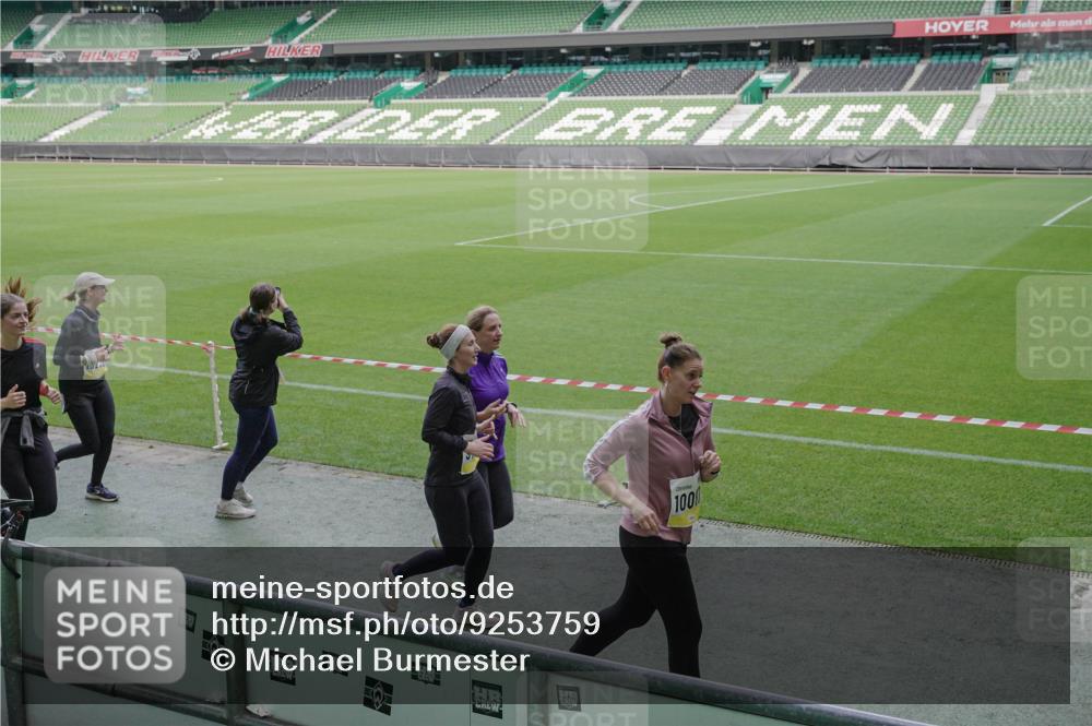 05.10.2025 - 20. swb-Marathon Bremen Michael Burmester http://msf.ph/oto/9253759 05.10.2025 10:42:23 Laufen im Stadion 7069, 8225, 8865, 9212, 9276, 9410, 9481, 9519, 9557, 9632, 9648, 9649, 9680, 9798, 9815, 9836, 9837, 9945, 9972, 9999, 10031, 10074, 10082, 10087, 10125, 10129, 10134, 10189, 10214, 10239, 10245, 10248, 10264, 10333, 10365, 10366, 10396, 10412, 10415, 10417, 10463, 10499, 10522, 10684, 10706, 10722, 10815, 10824, 10860, 10937, 10943, 10998, 11037, 11056, 11097, 11112, 11126, 11142, 11172, 11206, 11395, 11405, 11473, 11584, 11634, 8533, 9982, 10125, 10148 meine-sportfotos.de
