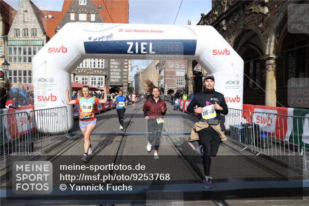 05.10.2025 - 20. swb-Marathon Bremen Yannick Fuchs http://msf.ph/oto/9253768 05.10.2025 10:54:40 Ziel 9367, 9392, 9633, 10032, 10097, 10178, 10296, 10768, 10810, 11045, 11089 meine-sportfotos.de