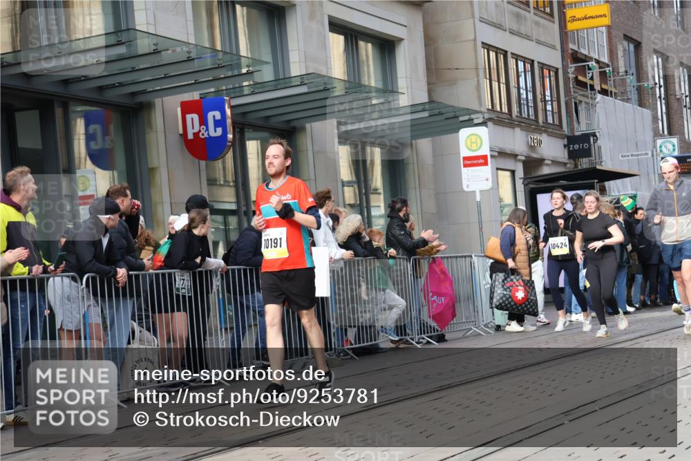 05.10.2025 - 20. swb-Marathon Bremen Strokosch-Dieckow http://msf.ph/oto/9253781 05.10.2025 10:56:01 Ziel 9258, 9424, 9783, 9790, 9811, 9855, 9932, 9968, 10005, 10009, 10028, 10179, 10191, 10196, 10387, 10424, 10546, 10590, 10648, 10989, 10992, 11100, 11253, 11364, 11366, 11554, 11571, 11620, 11630, 11662, 11693, 11723, 11741, 9258, 9424, 9783, 9790, 9811, 9855, 9932, 9968, 10005, 10009, 10028, 10179, 10191, 10196, 10387, 10424, 10546, 10590, 10648, 10989, 10992, 11100, 11253, 11364, 11366, 11554, 11571, 11620, 11630, 11662, 11693 meine-sportfotos.de