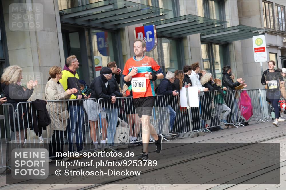 05.10.2025 - 20. swb-Marathon Bremen Strokosch-Dieckow http://msf.ph/oto/9253789 05.10.2025 10:56:01 Ziel 9258, 9424, 9783, 9790, 9811, 9855, 9932, 9968, 10005, 10009, 10028, 10179, 10191, 10196, 10387, 10424, 10546, 10590, 10648, 10989, 10992, 11100, 11253, 11364, 11366, 11554, 11571, 11620, 11630, 11662, 11693, 11723, 11741, 9258, 9424, 9783, 9790, 9811, 9855, 9932, 9968, 10005, 10009, 10028, 10179, 10191, 10196, 10387, 10424, 10546, 10590, 10648, 10989, 10992, 11100, 11253, 11364, 11366, 11554, 11571, 11620, 11630, 11662, 11693 meine-sportfotos.de