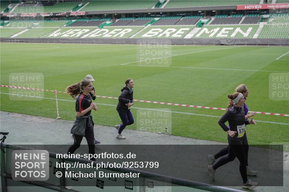 05.10.2025 - 20. swb-Marathon Bremen Michael Burmester http://msf.ph/oto/9253799 05.10.2025 10:42:24 Laufen im Stadion 7069, 8225, 8865, 9212, 9276, 9410, 9481, 9519, 9557, 9632, 9648, 9649, 9680, 9798, 9815, 9836, 9837, 9945, 9972, 9999, 10031, 10074, 10082, 10087, 10129, 10134, 10189, 10214, 10239, 10245, 10248, 10264, 10333, 10365, 10366, 10396, 10412, 10415, 10417, 10463, 10499, 10522, 10684, 10706, 10722, 10815, 10824, 10860, 10937, 10943, 10998, 11037, 11056, 11097, 11112, 11126, 11142, 11172, 11206, 11395, 11405, 11473, 11584, 11634, 8533, 9982, 10125, 10148, 10214 meine-sportfotos.de