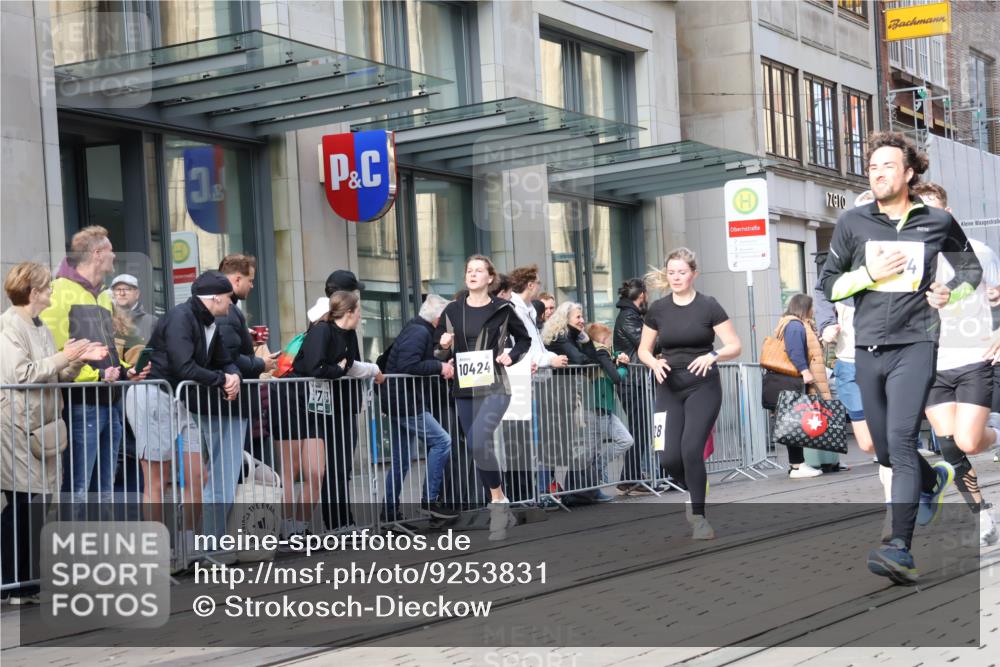 05.10.2025 - 20. swb-Marathon Bremen Strokosch-Dieckow http://msf.ph/oto/9253831 05.10.2025 10:56:02 Ziel 9258, 9424, 9783, 9790, 9855, 9932, 9968, 10005, 10009, 10028, 10042, 10179, 10191, 10196, 10387, 10424, 10546, 10590, 10648, 10989, 10992, 11100, 11253, 11260, 11364, 11366, 11554, 11571, 11630, 11662, 11693, 11723, 11741, 9258, 9424, 9783, 9790, 9855, 9932, 9968, 10005, 10009, 10028, 10042, 10179, 10191, 10196, 10387, 10424, 10546, 10590, 10648, 10989, 10992, 11100, 11253, 11260, 11364, 11366, 11554, 11571, 11630, 11662, 11693 meine-sportfotos.de
