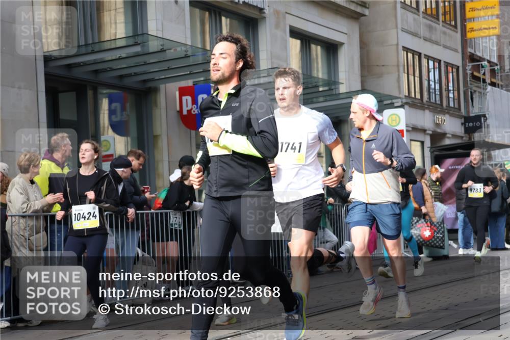 05.10.2025 - 20. swb-Marathon Bremen Strokosch-Dieckow http://msf.ph/oto/9253868 05.10.2025 10:56:03 Ziel 9258, 9424, 9547, 9783, 9790, 9855, 9932, 9968, 10005, 10028, 10042, 10179, 10191, 10196, 10387, 10424, 10546, 10590, 10648, 10989, 10992, 11100, 11253, 11260, 11364, 11366, 11554, 11571, 11630, 11662, 11691, 11723, 11741, 9258, 9424, 9547, 9783, 9790, 9855, 9932, 9968, 10005, 10028, 10042, 10179, 10191, 10196, 10387, 10424, 10546, 10590, 10648, 10989, 10992, 11100, 11253, 11260, 11364, 11366, 11554, 11571, 11630, 11662, 11691 meine-sportfotos.de