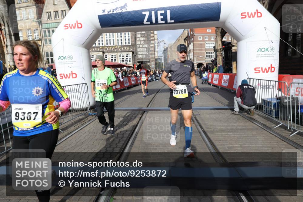 05.10.2025 - 20. swb-Marathon Bremen Yannick Fuchs http://msf.ph/oto/9253872 05.10.2025 10:54:43 Ziel 9367, 10174, 10178, 10296, 10768, 11045, 11089, 11321, 11694 meine-sportfotos.de