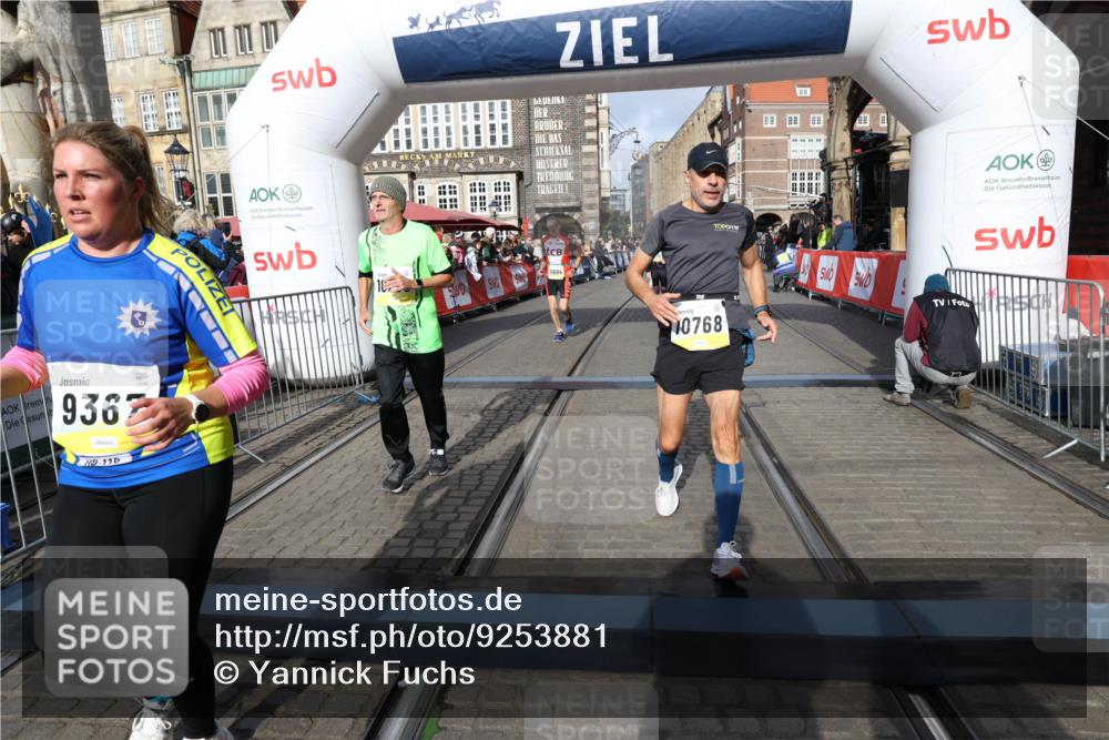 05.10.2025 - 20. swb-Marathon Bremen Yannick Fuchs http://msf.ph/oto/9253881 05.10.2025 10:54:43 Ziel 9367, 10174, 10178, 10296, 10768, 11045, 11089, 11321, 11694 meine-sportfotos.de