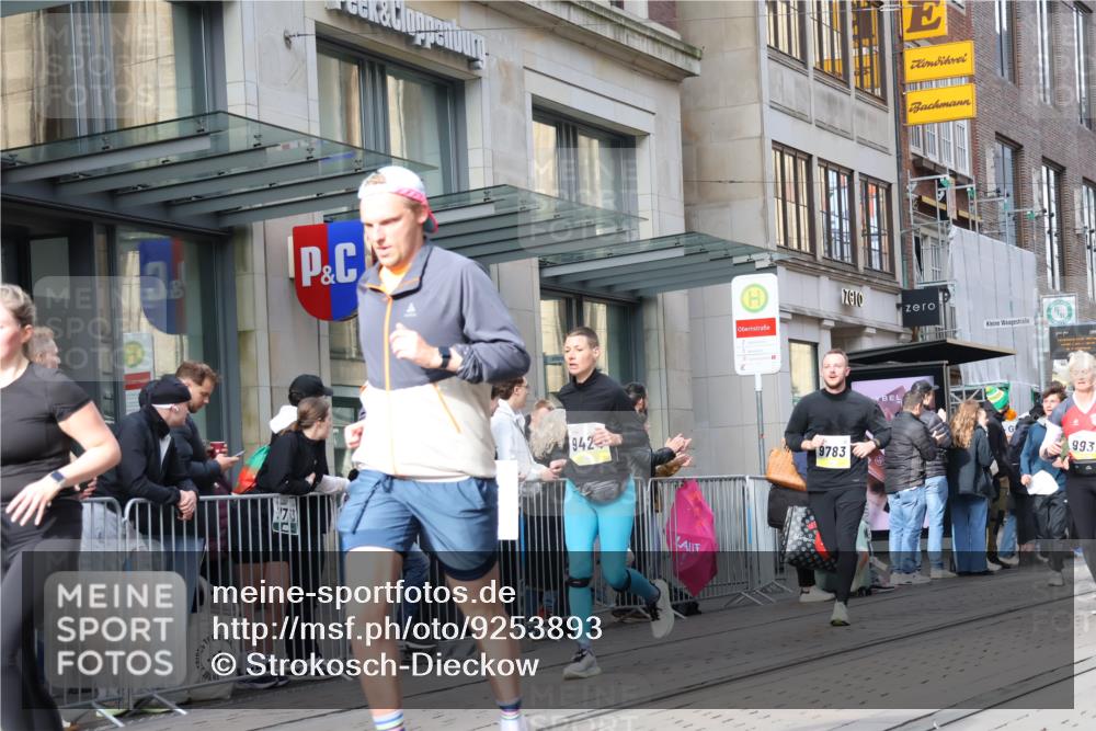 05.10.2025 - 20. swb-Marathon Bremen Strokosch-Dieckow http://msf.ph/oto/9253893 05.10.2025 10:56:04 Ziel 9258, 9424, 9547, 9783, 9790, 9855, 9886, 9932, 9968, 10005, 10008, 10028, 10042, 10179, 10191, 10196, 10387, 10424, 10546, 10590, 10648, 10971, 10992, 11100, 11253, 11260, 11364, 11366, 11554, 11571, 11630, 11662, 11691, 11723, 11741, 9258, 9424, 9547, 9783, 9790, 9855, 9886, 9932, 9968, 10005, 10008, 10028, 10042, 10179, 10191, 10196, 10387, 10424, 10546, 10590, 10648, 10971, 10992, 11100, 11253, 11260, 11364, 11366, 11554, 11571, 11630, 11662, 11691 meine-sportfotos.de