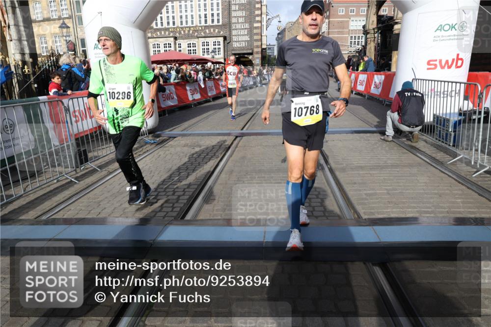 05.10.2025 - 20. swb-Marathon Bremen Yannick Fuchs http://msf.ph/oto/9253894 05.10.2025 10:54:43 Ziel 9367, 10174, 10178, 10296, 10768, 11045, 11089, 11321, 11694 meine-sportfotos.de
