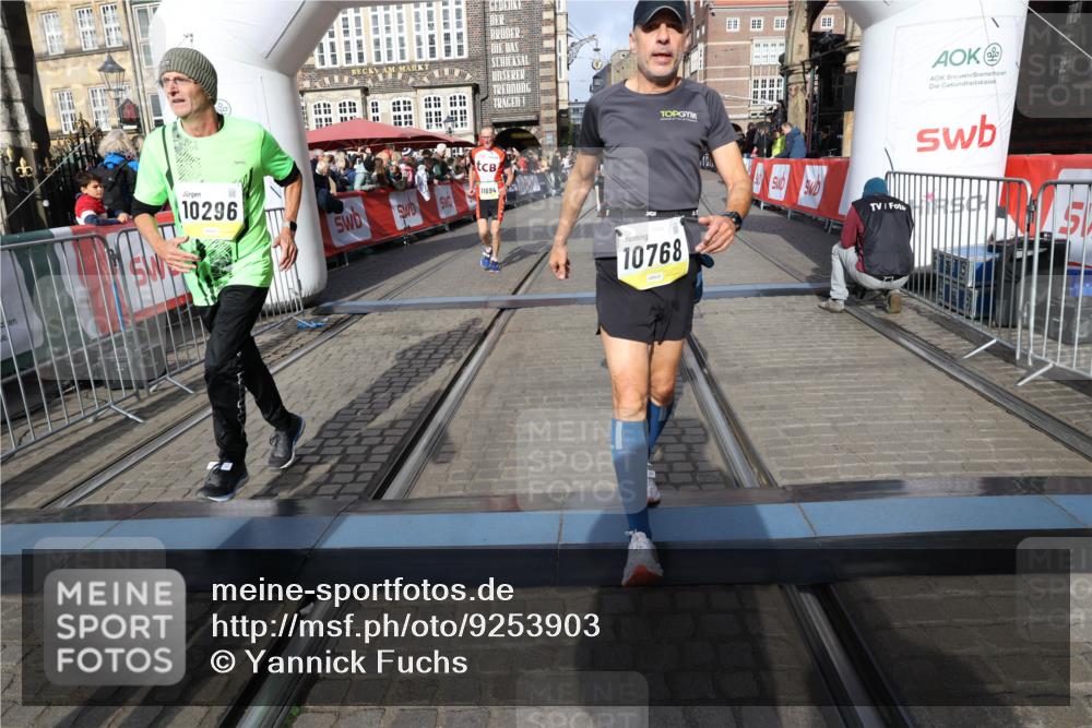 05.10.2025 - 20. swb-Marathon Bremen Yannick Fuchs http://msf.ph/oto/9253903 05.10.2025 10:54:43 Ziel 9367, 10174, 10178, 10296, 10768, 11045, 11089, 11321, 11694 meine-sportfotos.de
