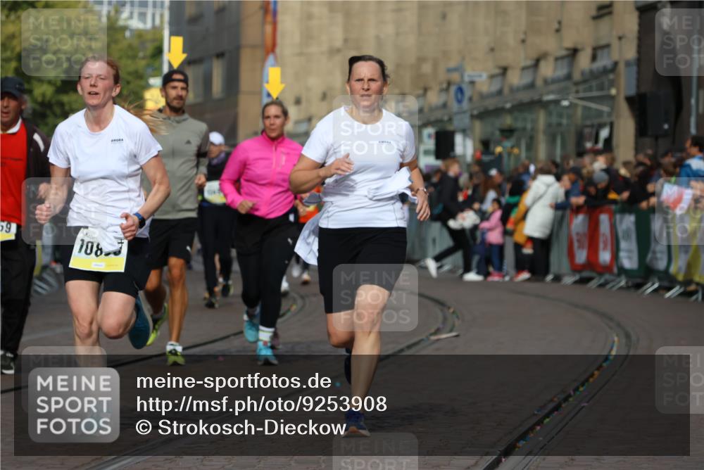 05.10.2025 - 20. swb-Marathon Bremen Strokosch-Dieckow http://msf.ph/oto/9253908 05.10.2025 11:02:01 Ziel 9324, 9426, 9536, 9686, 10301, 10855, 10879, 10887, 10944, 11014, 11459 meine-sportfotos.de