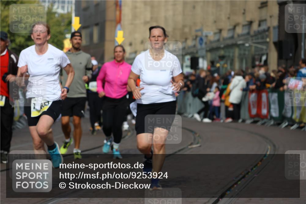 05.10.2025 - 20. swb-Marathon Bremen Strokosch-Dieckow http://msf.ph/oto/9253924 05.10.2025 11:02:02 Ziel 9324, 9426, 9536, 9686, 10301, 10508, 10855, 10879, 10887, 10944, 11014, 11459 meine-sportfotos.de