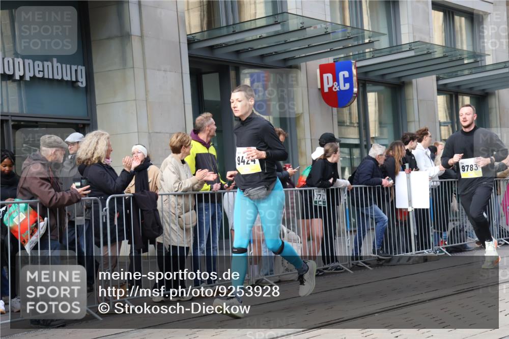05.10.2025 - 20. swb-Marathon Bremen Strokosch-Dieckow http://msf.ph/oto/9253928 05.10.2025 10:56:06 Ziel 9258, 9424, 9547, 9783, 9790, 9855, 9886, 9932, 10005, 10008, 10028, 10042, 10179, 10191, 10196, 10387, 10424, 10546, 10590, 10648, 10971, 10992, 11100, 11253, 11260, 11364, 11554, 11571, 11662, 11691, 11723, 11741, 9258, 9424, 9547, 9783, 9790, 9855, 9886, 9932, 10005, 10008, 10028, 10042, 10179, 10191, 10196, 10387, 10424, 10546, 10590, 10648, 10971, 10992, 11100, 11253, 11260, 11364, 11554, 11571, 11662, 11691 meine-sportfotos.de