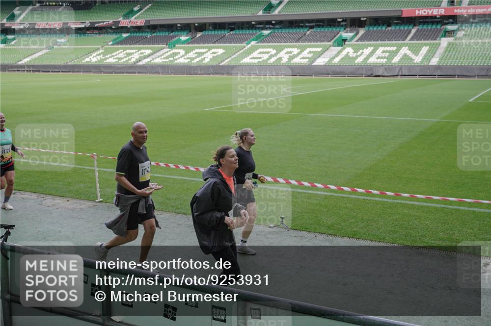 05.10.2025 - 20. swb-Marathon Bremen Michael Burmester http://msf.ph/oto/9253931 05.10.2025 10:42:30 Laufen im Stadion 7069, 8225, 8865, 9212, 9276, 9410, 9481, 9519, 9557, 9648, 9649, 9664, 9680, 9734, 9798, 9815, 9826, 9945, 9972, 9999, 10031, 10074, 10082, 10087, 10134, 10189, 10239, 10245, 10248, 10264, 10365, 10366, 10396, 10412, 10415, 10417, 10463, 10499, 10522, 10684, 10722, 10815, 10824, 10860, 10861, 10943, 11056, 11097, 11112, 11126, 11142, 11170, 11172, 11206, 11395, 11473, 11584, 11634, 8533, 9632, 9836, 9837, 9982, 10125, 10148, 10214, 10333, 10706, 10937, 10998 meine-sportfotos.de