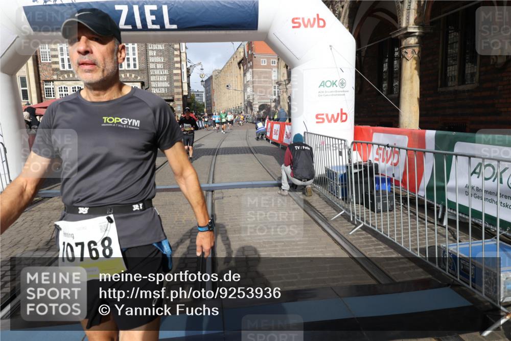 05.10.2025 - 20. swb-Marathon Bremen Yannick Fuchs http://msf.ph/oto/9253936 05.10.2025 10:54:44 Ziel 9367, 10174, 10178, 10296, 10768, 11045, 11089, 11321, 11694 meine-sportfotos.de