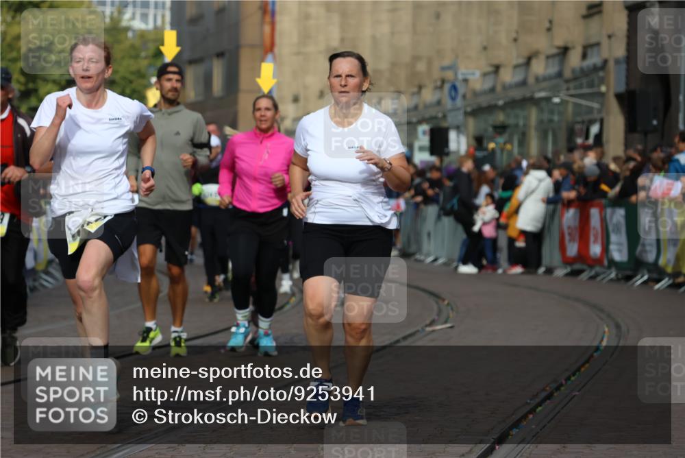 05.10.2025 - 20. swb-Marathon Bremen Strokosch-Dieckow http://msf.ph/oto/9253941 05.10.2025 11:02:02 Ziel 9324, 9426, 9536, 9686, 10301, 10508, 10855, 10879, 10887, 10944, 11014, 11459 meine-sportfotos.de