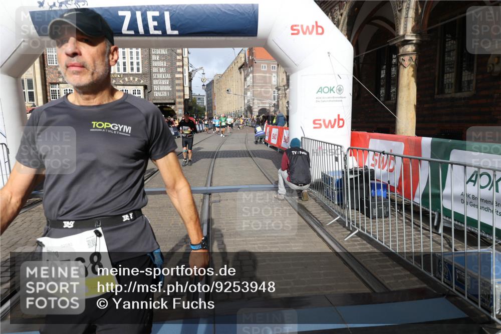 05.10.2025 - 20. swb-Marathon Bremen Yannick Fuchs http://msf.ph/oto/9253948 05.10.2025 10:54:44 Ziel 9367, 10174, 10178, 10296, 10768, 11045, 11089, 11321, 11694 meine-sportfotos.de