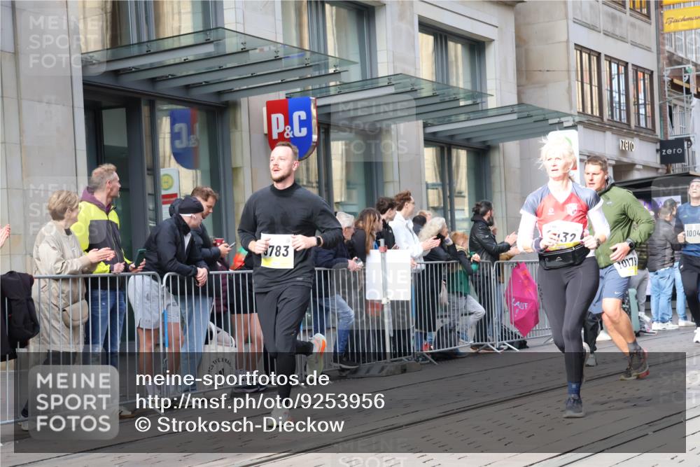 05.10.2025 - 20. swb-Marathon Bremen Strokosch-Dieckow http://msf.ph/oto/9253956 05.10.2025 10:56:06 Ziel 9258, 9424, 9547, 9783, 9790, 9855, 9886, 9932, 10005, 10008, 10028, 10042, 10179, 10191, 10196, 10387, 10424, 10546, 10590, 10648, 10971, 10992, 11100, 11253, 11260, 11364, 11554, 11571, 11662, 11691, 11723, 11741, 9258, 9424, 9547, 9783, 9790, 9855, 9886, 9932, 10005, 10008, 10028, 10042, 10179, 10191, 10196, 10387, 10424, 10546, 10590, 10648, 10971, 10992, 11100, 11253, 11260, 11364, 11554, 11571, 11662, 11691 meine-sportfotos.de