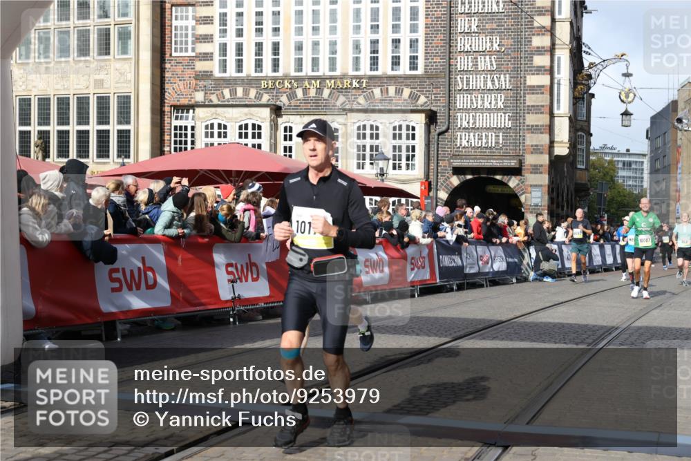 05.10.2025 - 20. swb-Marathon Bremen Yannick Fuchs http://msf.ph/oto/9253979 05.10.2025 10:54:45 Ziel 9367, 10174, 10178, 10296, 10768, 11045, 11089, 11321, 11694 meine-sportfotos.de