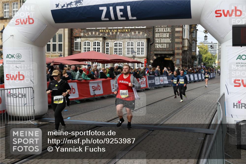 05.10.2025 - 20. swb-Marathon Bremen Yannick Fuchs http://msf.ph/oto/9253987 05.10.2025 11:14:55 Ziel 9303, 10602, 11448, 11557 meine-sportfotos.de