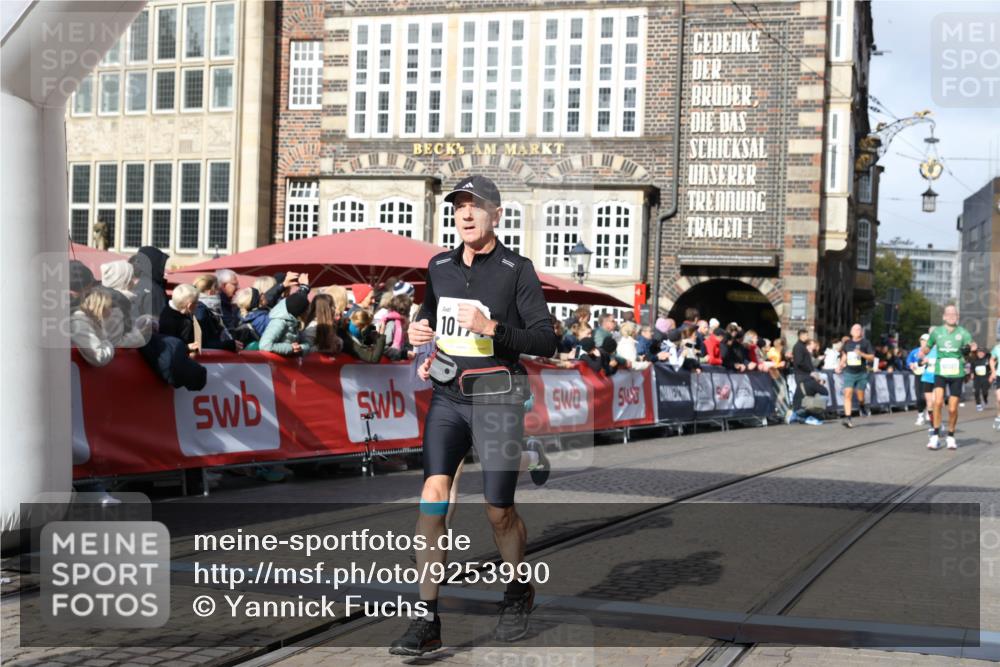 05.10.2025 - 20. swb-Marathon Bremen Yannick Fuchs http://msf.ph/oto/9253990 05.10.2025 10:54:45 Ziel 9367, 10174, 10178, 10296, 10768, 11045, 11089, 11321, 11694 meine-sportfotos.de