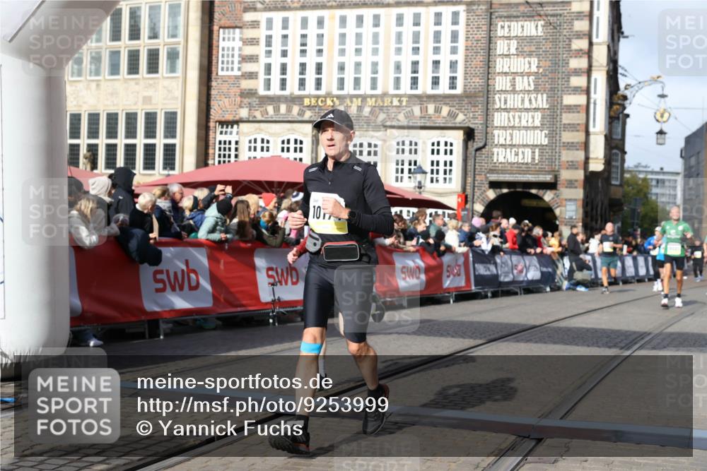 05.10.2025 - 20. swb-Marathon Bremen Yannick Fuchs http://msf.ph/oto/9253999 05.10.2025 10:54:46 Ziel 9367, 10174, 10178, 10296, 10768, 11045, 11089, 11321, 11694 meine-sportfotos.de