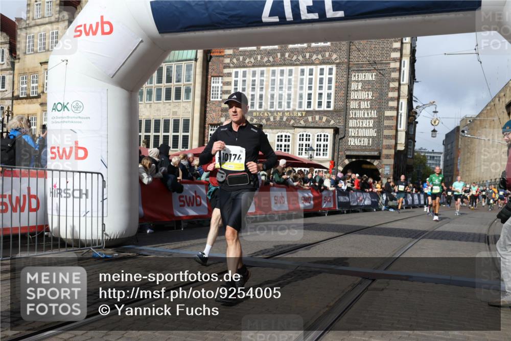05.10.2025 - 20. swb-Marathon Bremen Yannick Fuchs http://msf.ph/oto/9254005 05.10.2025 10:54:46 Ziel 9367, 10174, 10178, 10296, 10768, 11045, 11089, 11321, 11694 meine-sportfotos.de