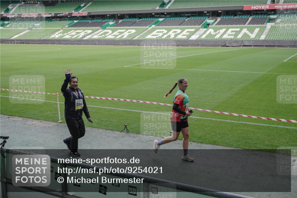05.10.2025 - 20. swb-Marathon Bremen Michael Burmester http://msf.ph/oto/9254021 05.10.2025 10:42:33 Laufen im Stadion 7069, 8225, 8865, 9212, 9276, 9410, 9481, 9519, 9557, 9648, 9649, 9664, 9680, 9734, 9798, 9815, 9826, 9945, 9972, 9999, 10031, 10074, 10082, 10087, 10189, 10239, 10245, 10248, 10264, 10365, 10366, 10396, 10412, 10415, 10417, 10463, 10499, 10684, 10722, 10815, 10824, 10860, 10861, 10943, 11030, 11056, 11097, 11112, 11126, 11142, 11170, 11172, 11206, 11395, 11473, 11584, 11634, 8533, 9632, 9836, 9837, 9982, 10125, 10148, 10214, 10333, 10706, 10937, 10998 meine-sportfotos.de