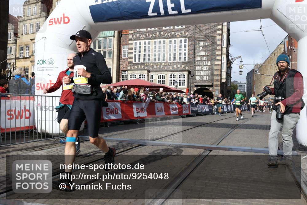 05.10.2025 - 20. swb-Marathon Bremen Yannick Fuchs http://msf.ph/oto/9254048 05.10.2025 10:54:46 Ziel 9367, 10174, 10178, 10296, 10768, 11045, 11089, 11321, 11694 meine-sportfotos.de