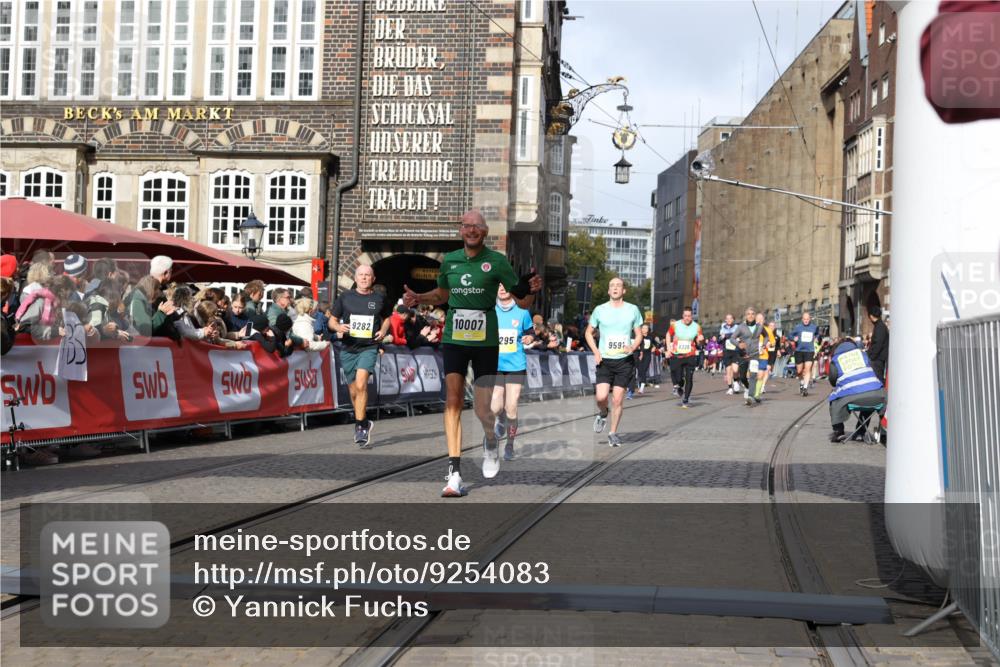 05.10.2025 - 20. swb-Marathon Bremen Yannick Fuchs http://msf.ph/oto/9254083 05.10.2025 10:54:49 Ziel 9282, 9295, 9591, 10007, 10174, 11321, 11694 meine-sportfotos.de