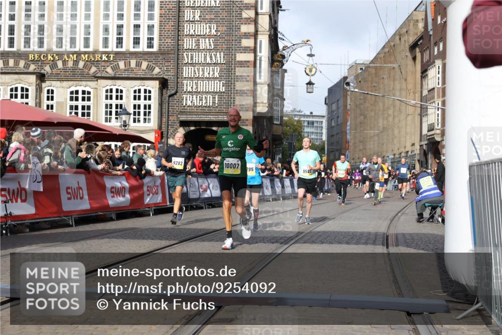 05.10.2025 - 20. swb-Marathon Bremen Yannick Fuchs http://msf.ph/oto/9254092 05.10.2025 10:54:49 Ziel 9282, 9295, 9591, 10007, 10174, 11321, 11694 meine-sportfotos.de