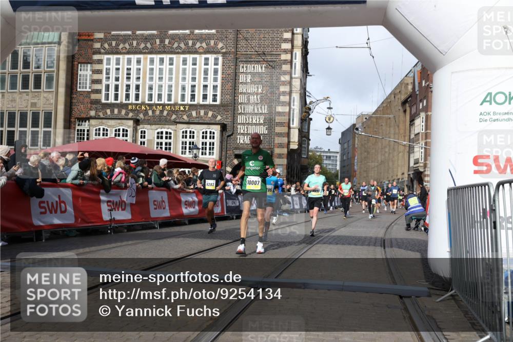 05.10.2025 - 20. swb-Marathon Bremen Yannick Fuchs http://msf.ph/oto/9254134 05.10.2025 10:54:49 Ziel 9282, 9295, 9591, 10007, 10174, 11321, 11694 meine-sportfotos.de