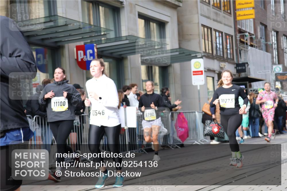 05.10.2025 - 20. swb-Marathon Bremen Strokosch-Dieckow http://msf.ph/oto/9254136 05.10.2025 10:56:12 Ziel 8118, 9266, 9424, 9547, 9783, 9790, 9886, 9932, 10005, 10008, 10028, 10042, 10059, 10179, 10191, 10196, 10387, 10424, 10546, 10590, 10644, 10648, 10683, 10971, 11100, 11253, 11260, 11475, 11571, 11662, 11691, 11723, 8118, 9266, 9424, 9547, 9783, 9790, 9886, 9932, 10005, 10008, 10028, 10042, 10059, 10179, 10191, 10196, 10387, 10424, 10546, 10590, 10644, 10648, 10683, 10971, 11100, 11253, 11260, 11475, 11571, 11662, 11691 meine-sportfotos.de