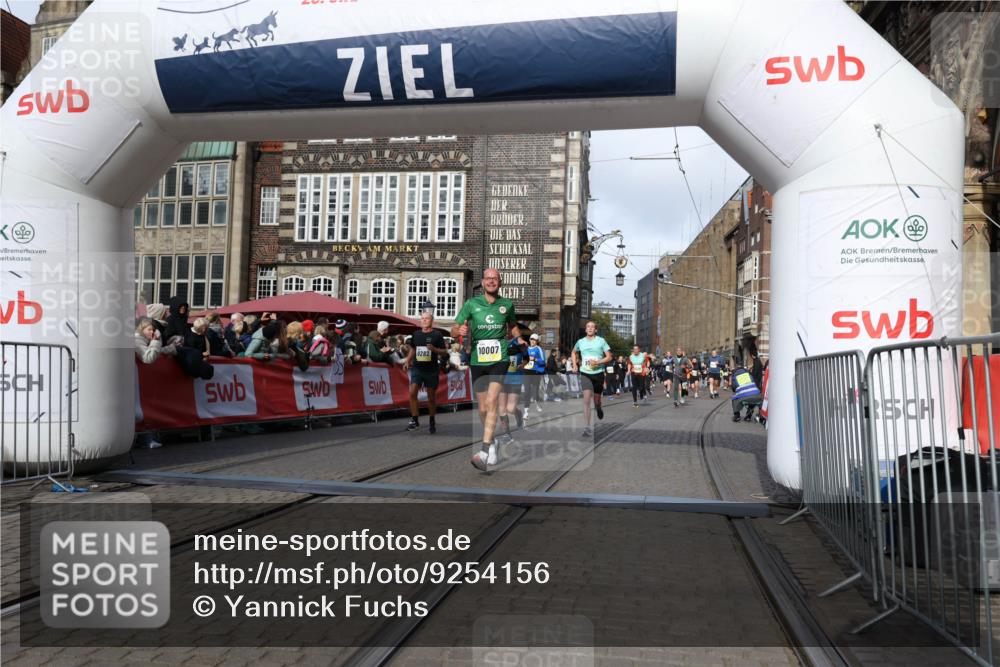 05.10.2025 - 20. swb-Marathon Bremen Yannick Fuchs http://msf.ph/oto/9254156 05.10.2025 10:54:50 Ziel 9282, 9295, 9591, 9754, 10007, 10174, 11321, 11694 meine-sportfotos.de