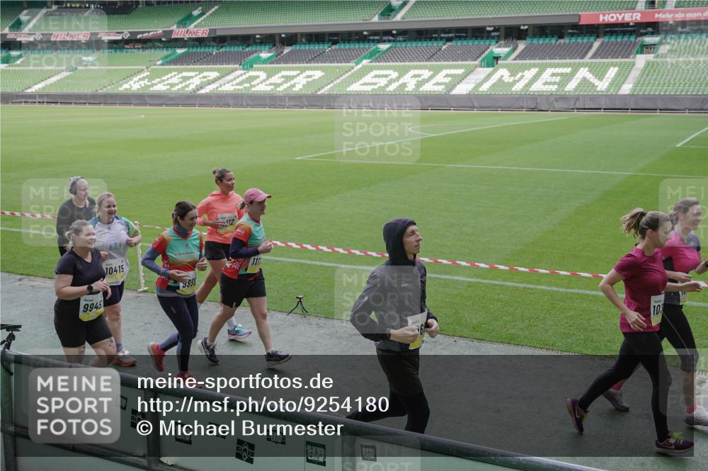 05.10.2025 - 20. swb-Marathon Bremen Michael Burmester http://msf.ph/oto/9254180 05.10.2025 10:42:39 Laufen im Stadion 7069, 8225, 8865, 9212, 9276, 9288, 9410, 9476, 9481, 9519, 9557, 9648, 9664, 9680, 9726, 9734, 9760, 9798, 9806, 9815, 9826, 9945, 9972, 9999, 10031, 10074, 10082, 10087, 10239, 10245, 10248, 10264, 10365, 10366, 10396, 10412, 10415, 10417, 10463, 10499, 10684, 10824, 10860, 10861, 10943, 11030, 11073, 11112, 11126, 11142, 11170, 11172, 11206, 11395, 11584, 11634, 8533, 9632, 9836, 9837, 9982, 10125, 10148, 10214, 10333, 10706, 10937, 10998 meine-sportfotos.de