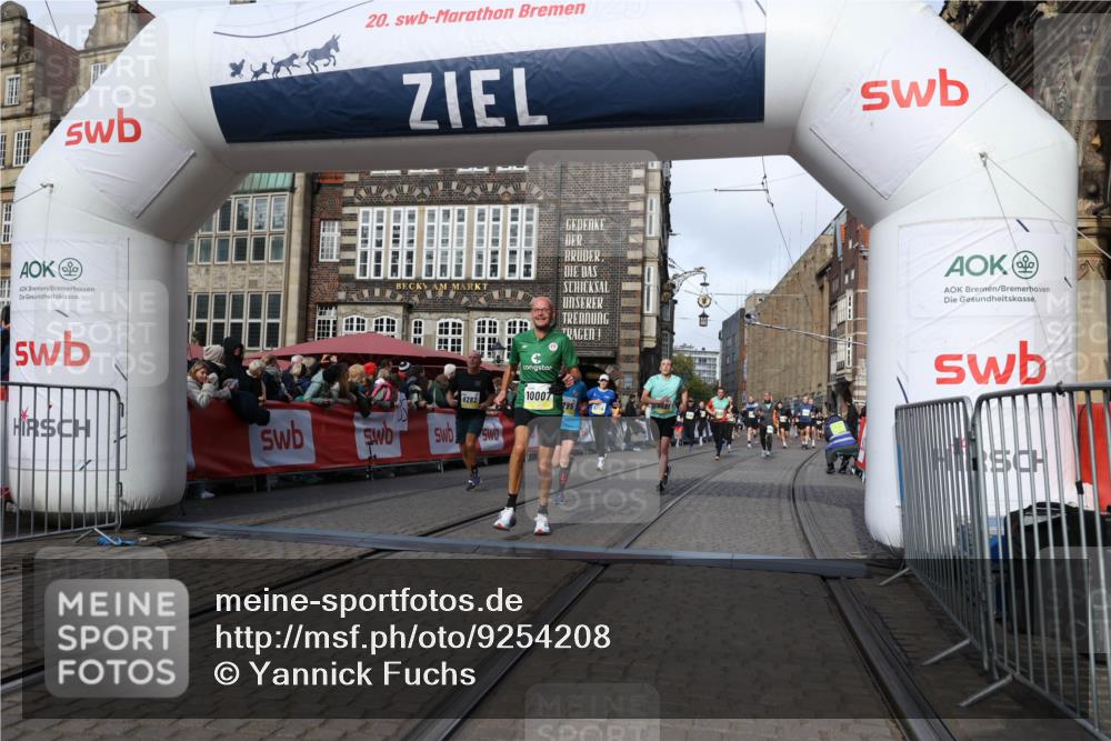 05.10.2025 - 20. swb-Marathon Bremen Yannick Fuchs http://msf.ph/oto/9254208 05.10.2025 10:54:50 Ziel 9282, 9295, 9591, 9754, 10007, 10174, 11321, 11694 meine-sportfotos.de