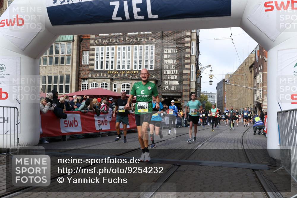 05.10.2025 - 20. swb-Marathon Bremen Yannick Fuchs http://msf.ph/oto/9254232 05.10.2025 10:54:50 Ziel 9282, 9295, 9591, 9754, 10007, 10174, 11321, 11694 meine-sportfotos.de